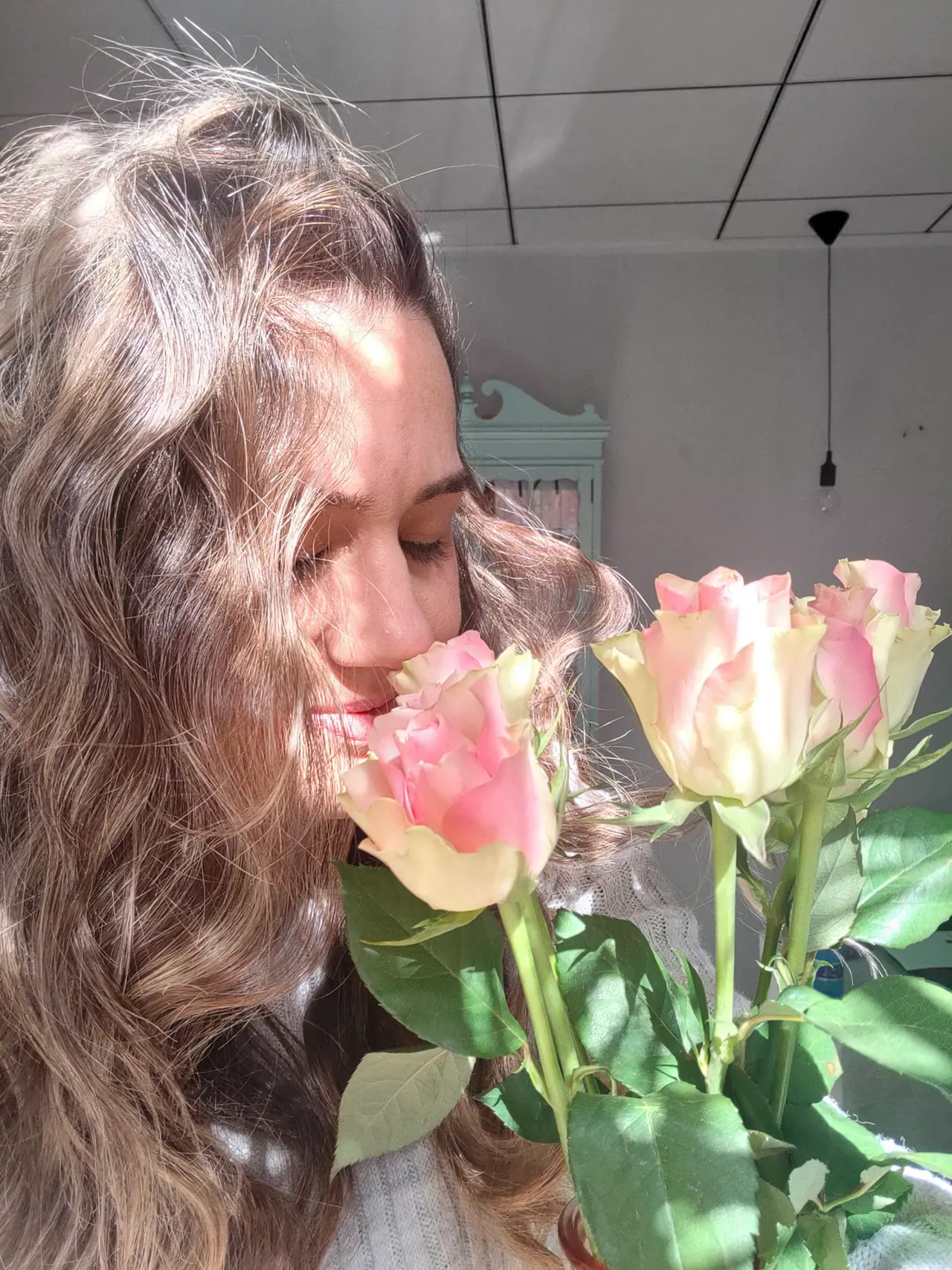 Alicia en su taller con un ramo de rosas