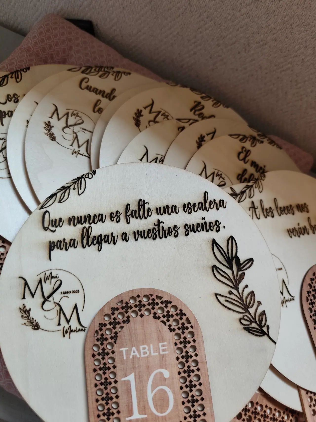 Monograma con frase — Números de Mesa